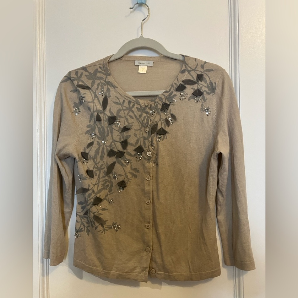 Beautiful women’s button-down cardigan in tan and gray with lovely detail, med